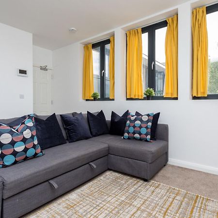 Flat 7- Spacious Studio Flat In The Heart Of Crawley Exteriér fotografie
