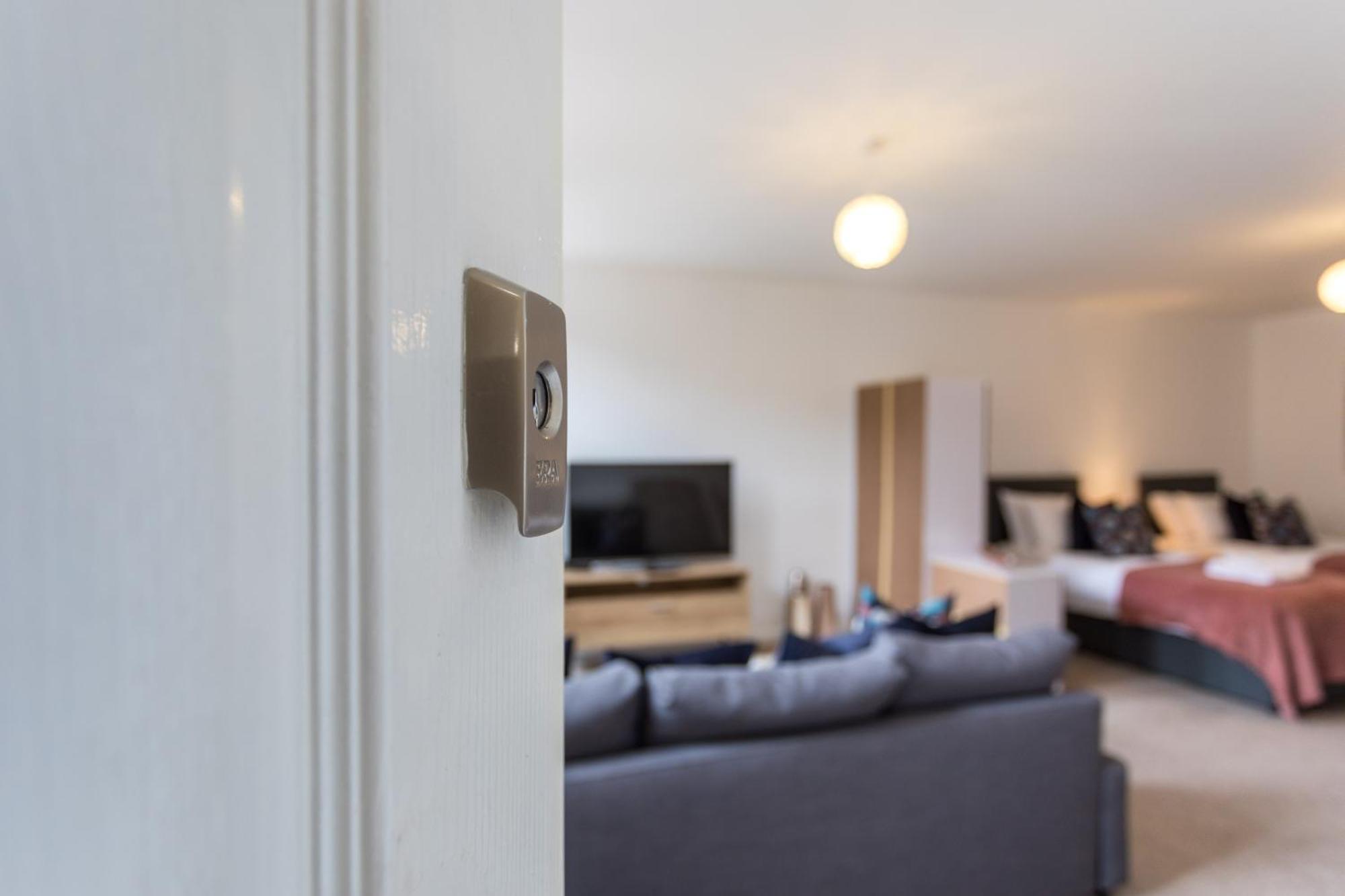 Flat 7- Spacious Studio Flat In The Heart Of Crawley Exteriér fotografie