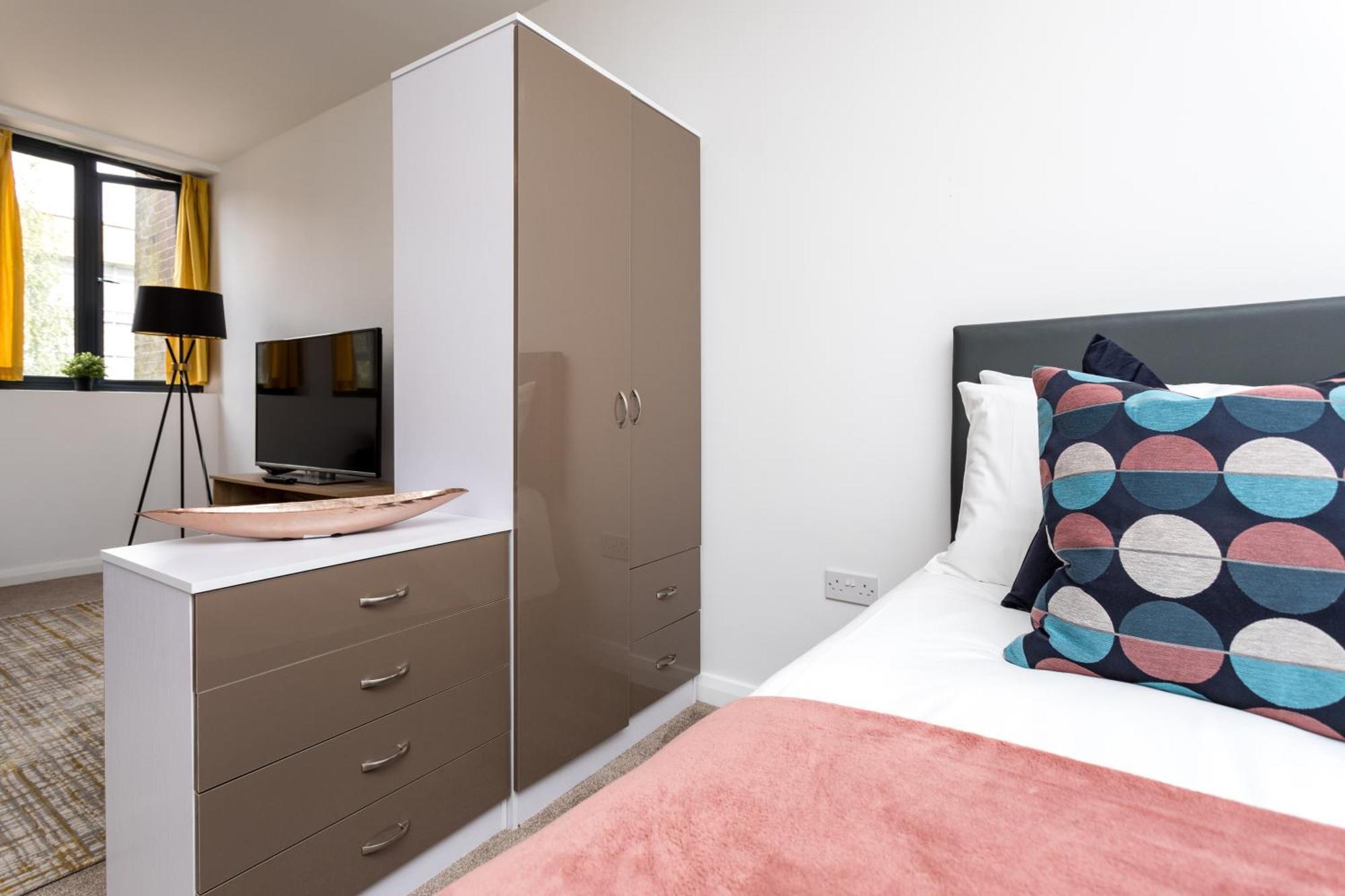 Flat 7- Spacious Studio Flat In The Heart Of Crawley Exteriér fotografie