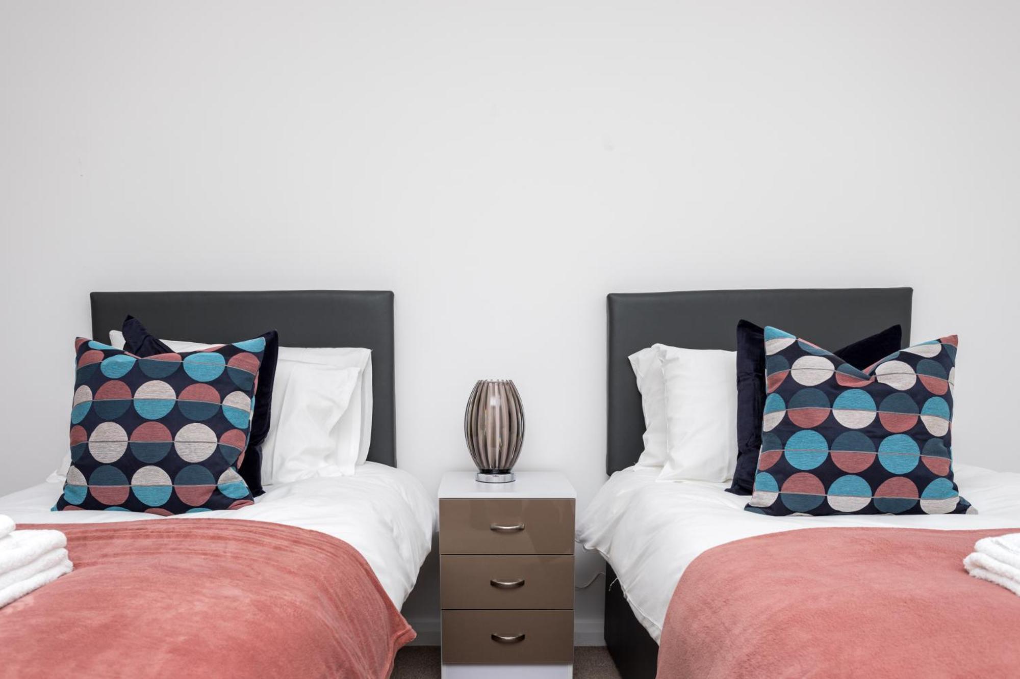 Flat 7- Spacious Studio Flat In The Heart Of Crawley Exteriér fotografie